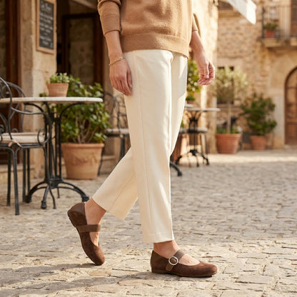 Elegant Mary Jane Flats with Structured Strap and Padded Insole