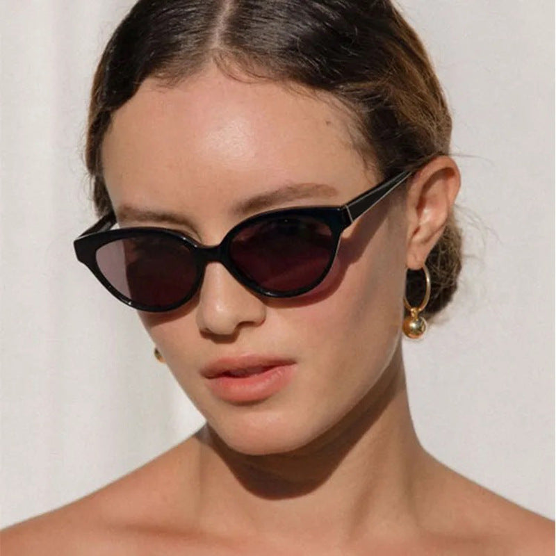 Sophisticated Cat-Eye Sunglasses with Glossy Mottled Frame and Dark Lenses