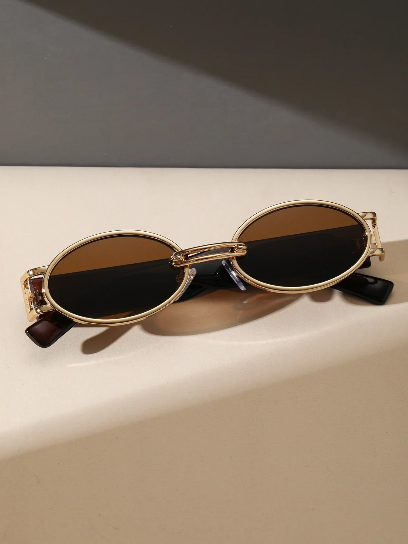Retro-Inspired Oval Frame Sunglasses with Sculpted Metallic Accents