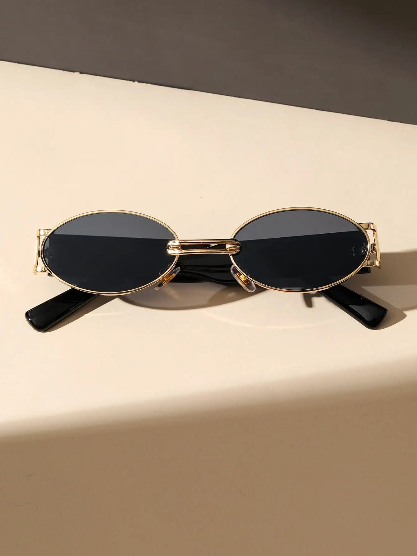 Retro-Inspired Oval Frame Sunglasses with Sculpted Metallic Accents