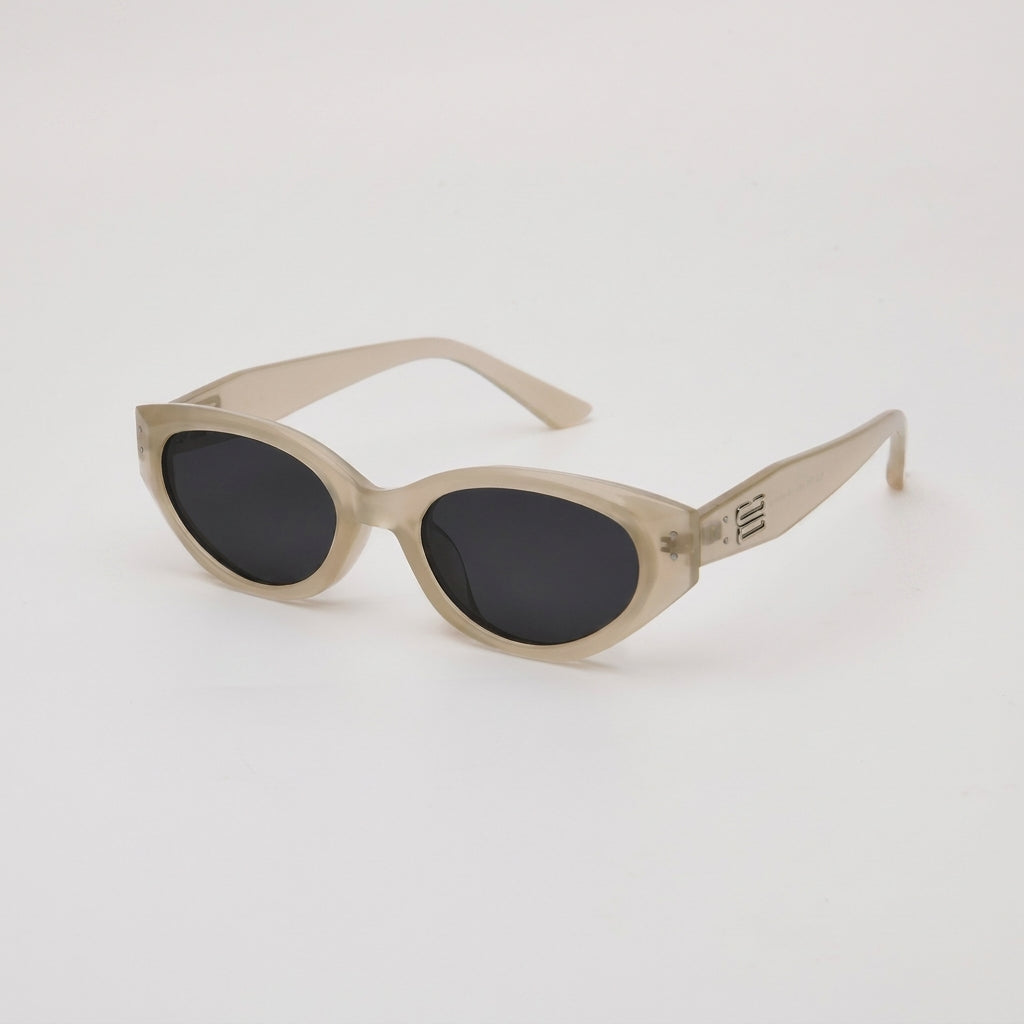 Retro-Inspired Cat Eye Sunglasses with Glossy Structured Frames